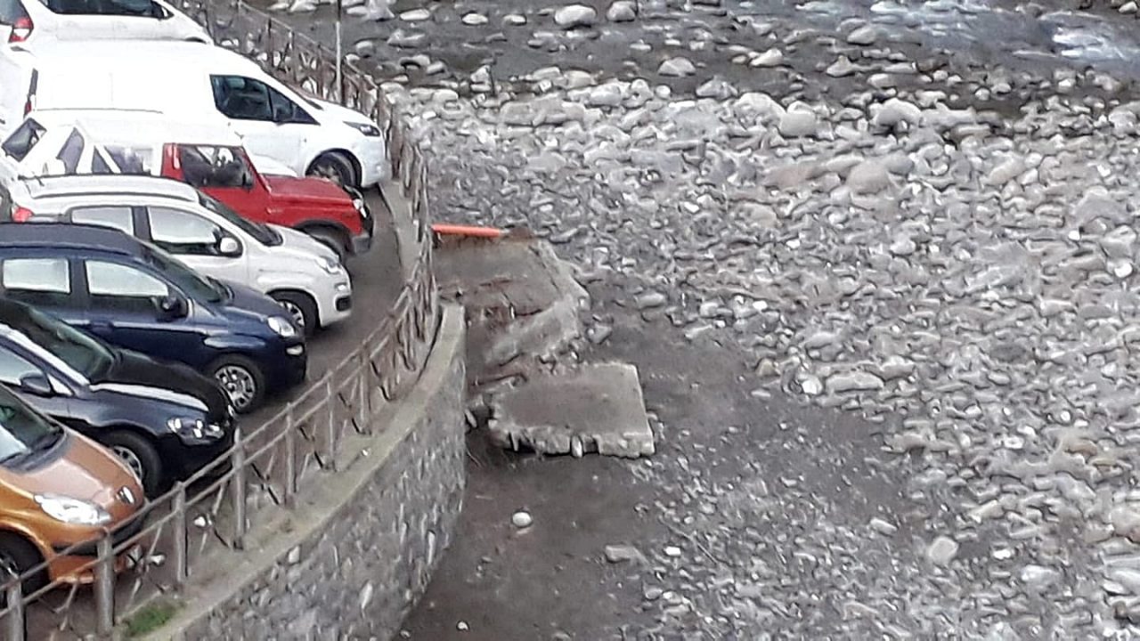 Dolceacqua: crolla parte del muro del parcheggio sul Nervia