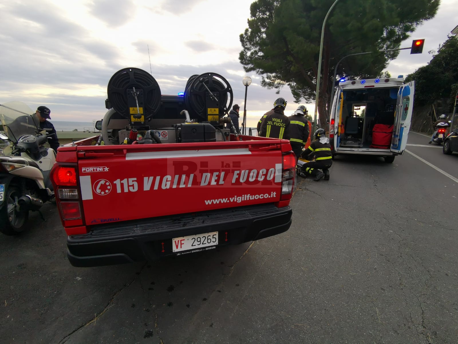 Ferito crollo ramo vento alberto via Padre Semeria incidente scooter
