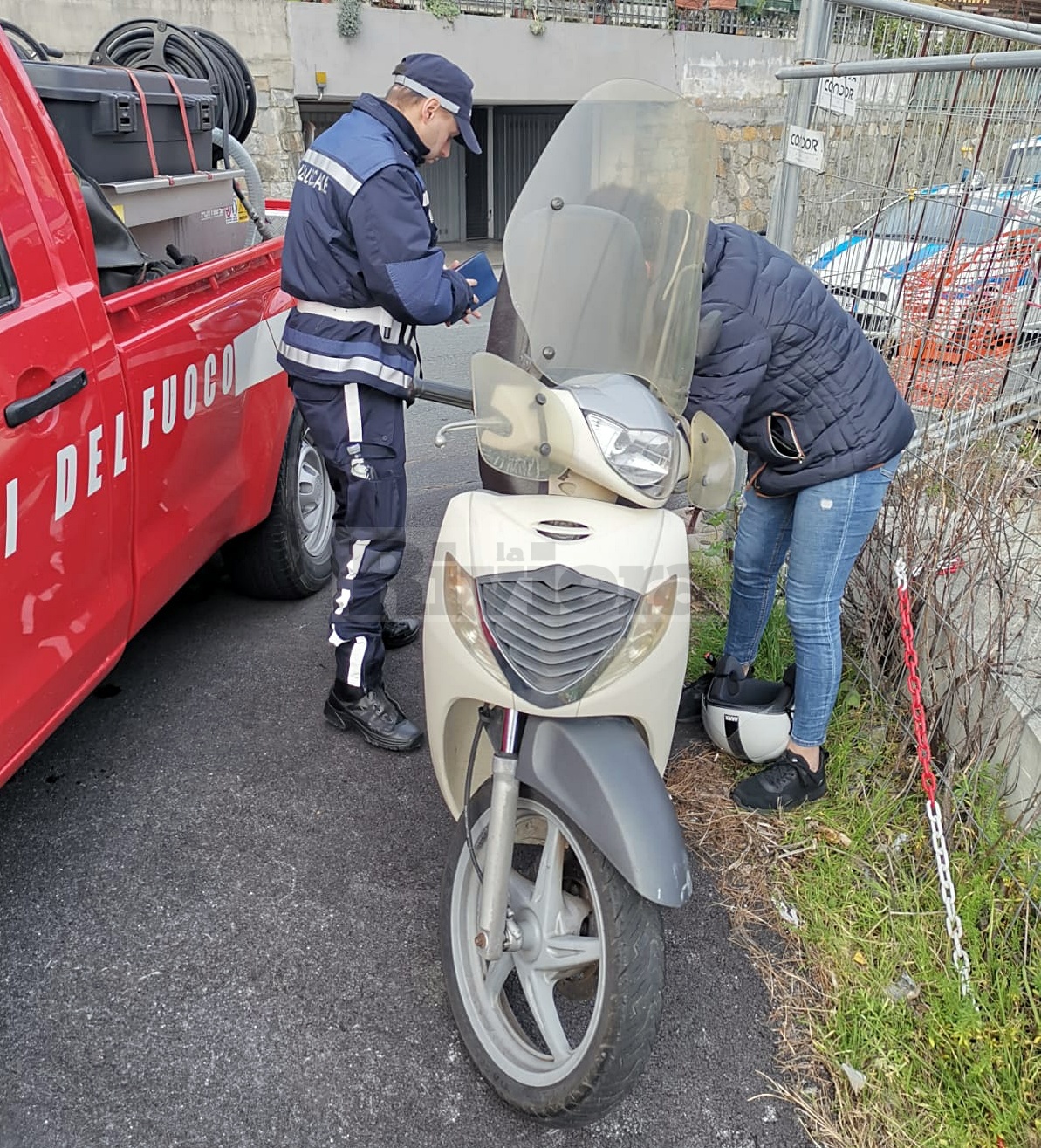 Ferito crollo ramo vento alberto via Padre Semeria incidente scooter_04