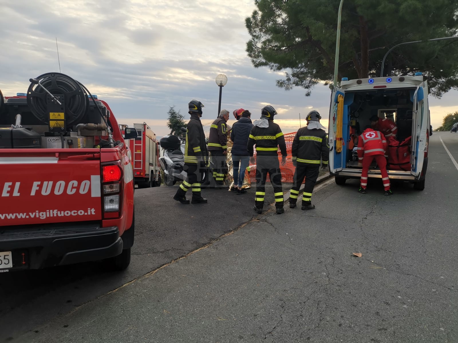 Ferito crollo ramo vento alberto via Padre Semeria incidente scooter_05