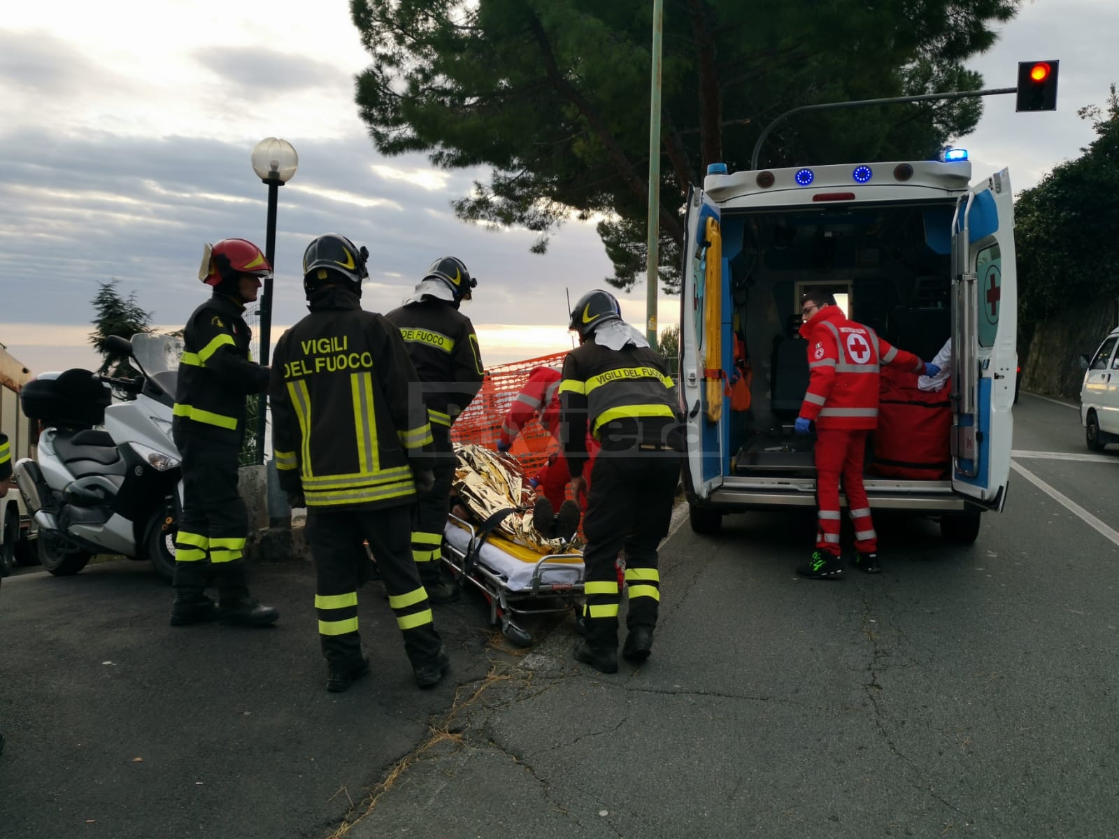 Ferito crollo ramo vento alberto via Padre Semeria incidente scooter_06