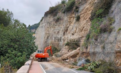 Frana di via Toscanini, si abbattono i blocchi pericolanti. Foto e Video