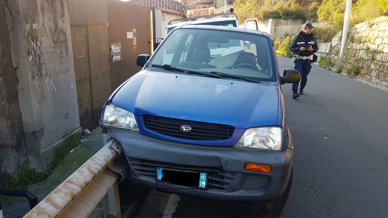 Anziano perde il controllo dell’auto e sbatte contro il guard rail