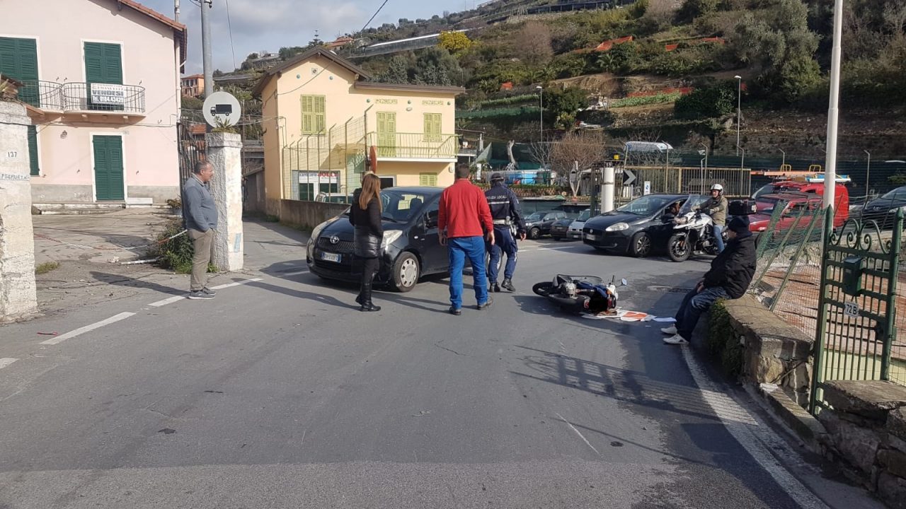 Ragazza perde il controllo dello scooter e cade in via Val d’Olivi
