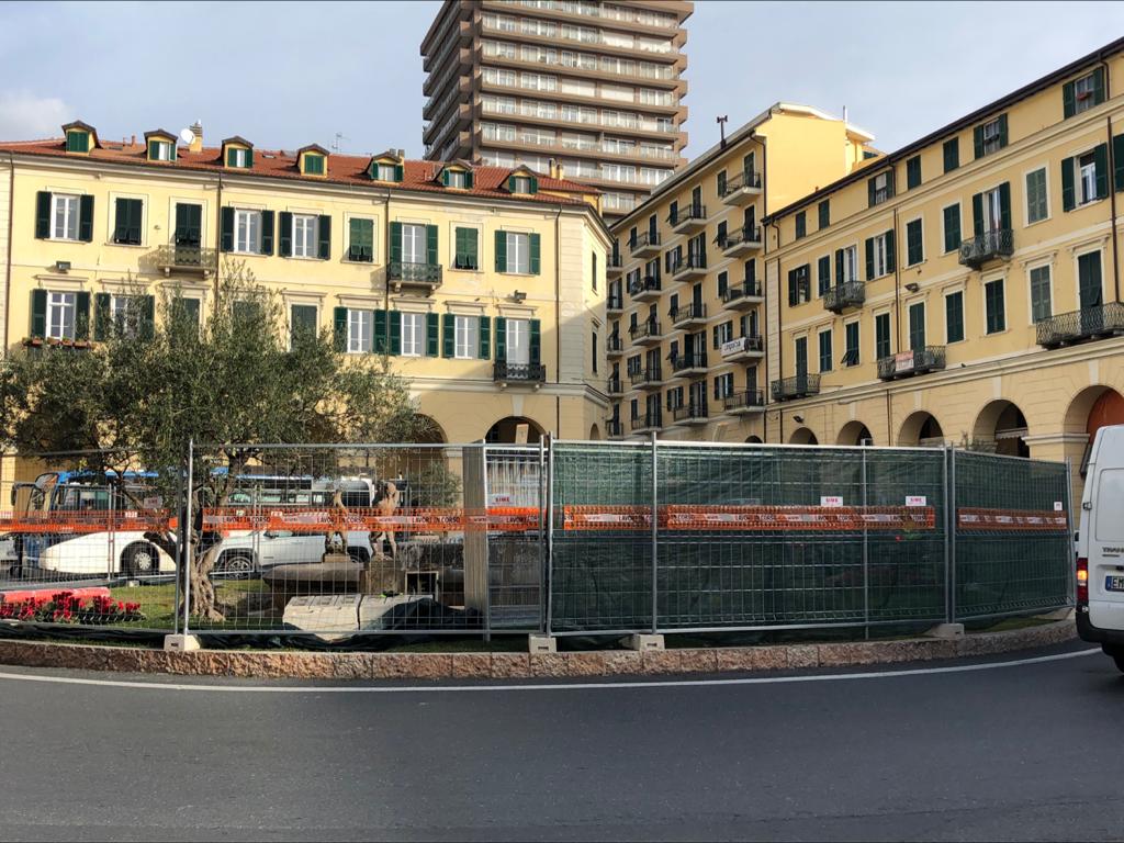 Al via il restyling della fontana di Piazza Dante