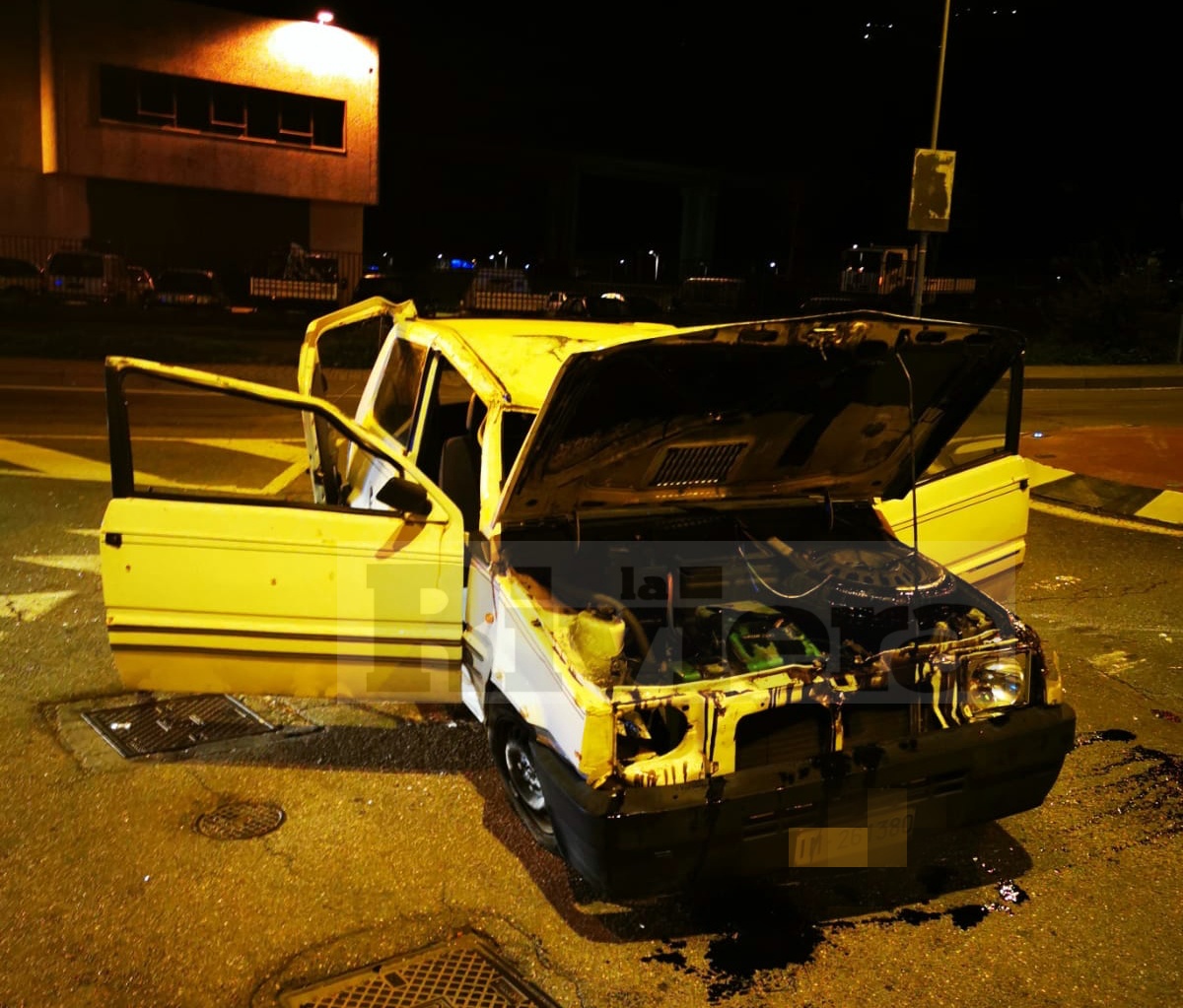 Si cappotta, scappa e abbandona auto e passeggeri