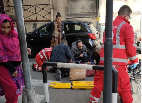 Donna investita sulle strisce, in atto i soccorsi