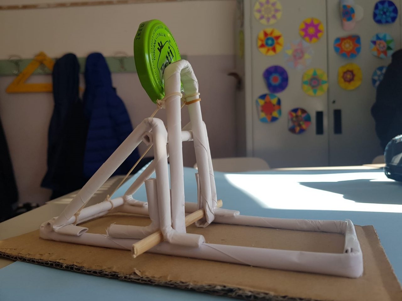 Studenti delle medie presentano le loro opere di meccanica ai “colleghi” delle superiori