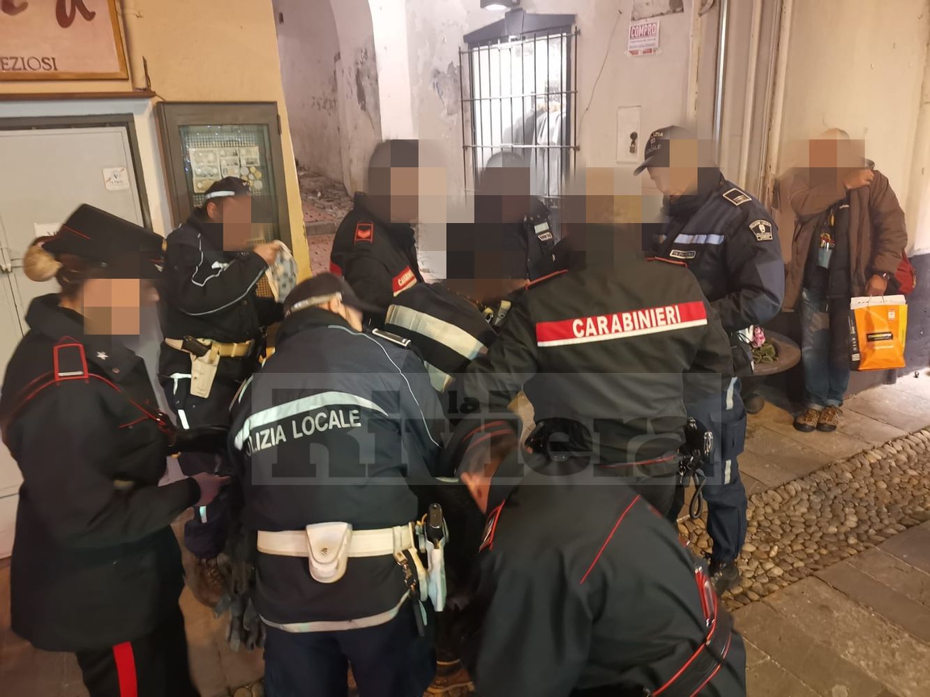 Polizia locale via Corradi cantante africano controllo