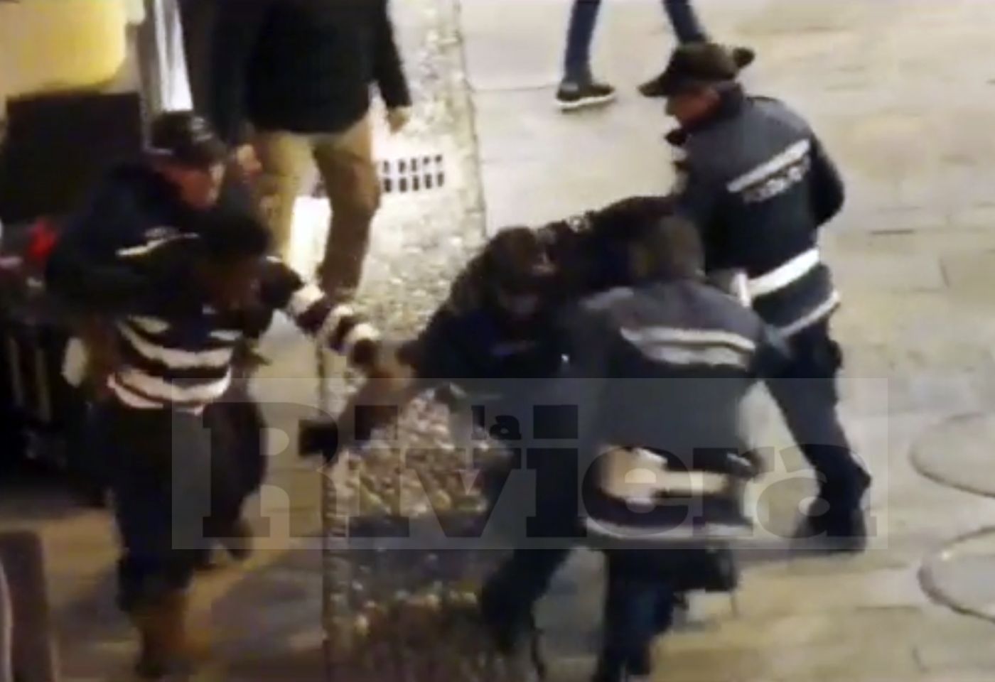 Polizia locale via Corradi cantante africano controllo