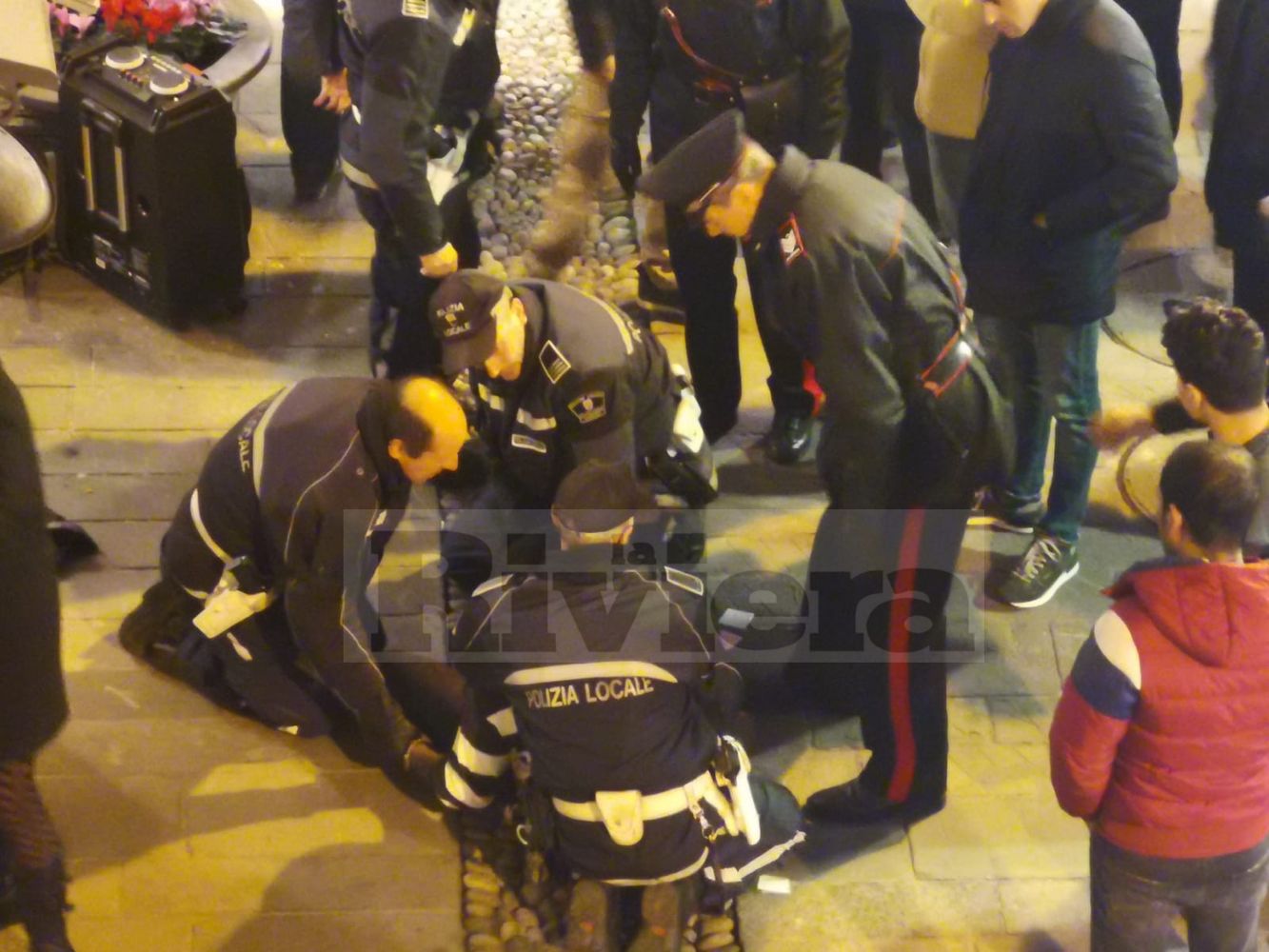 Polizia locale via Corradi cantante africano controllo_02