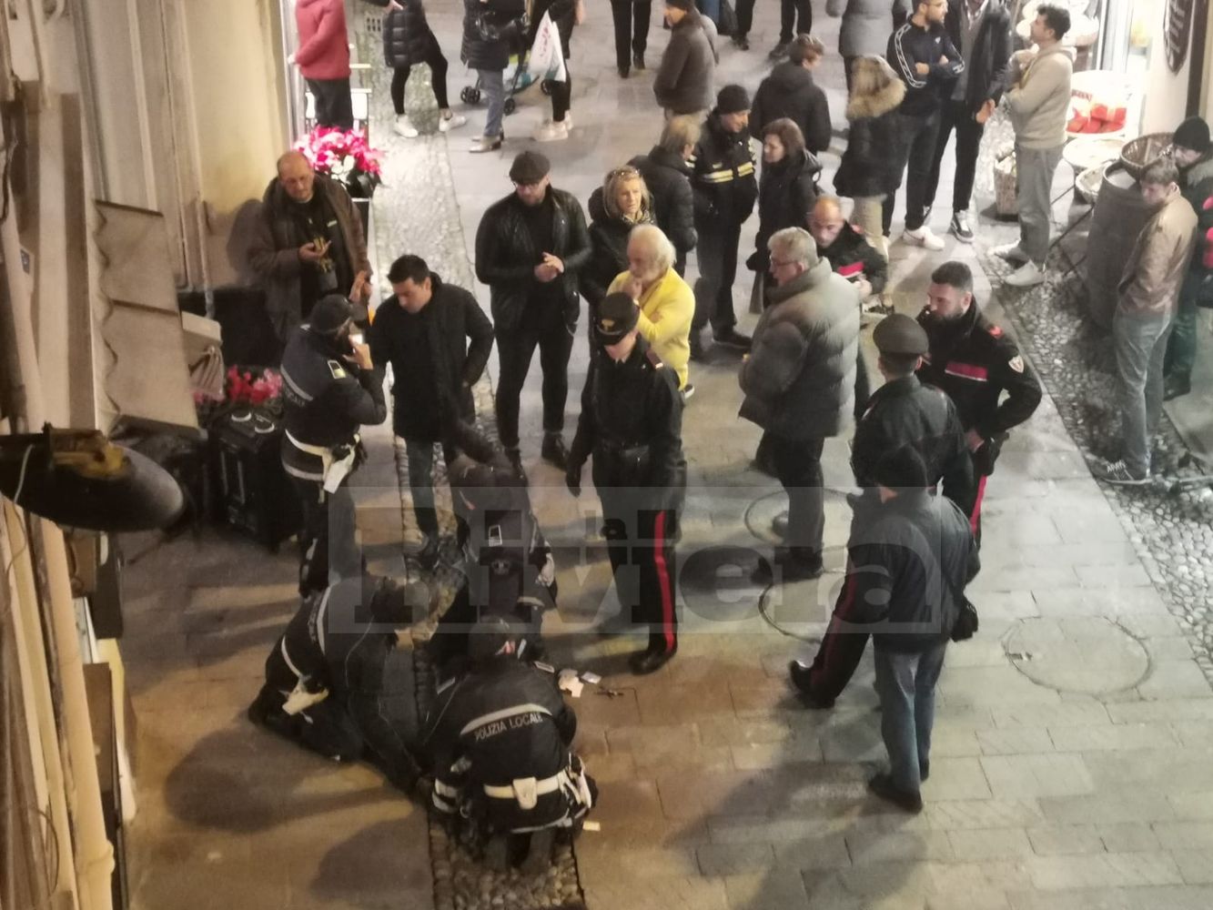Polizia locale via Corradi cantante africano controllo_03