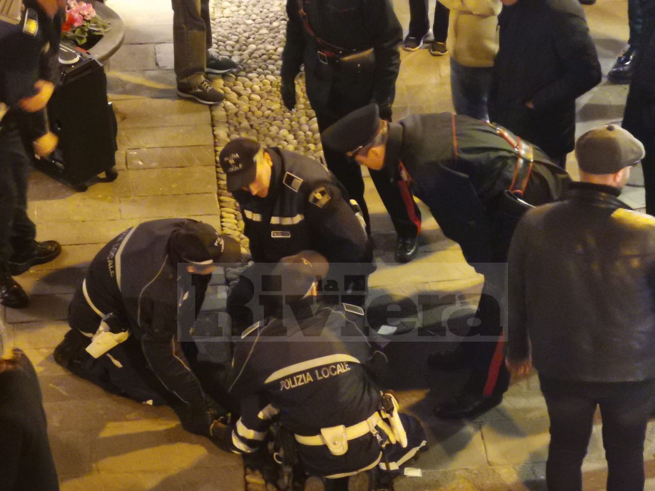 Polizia locale via Corradi cantante africano controllo_05