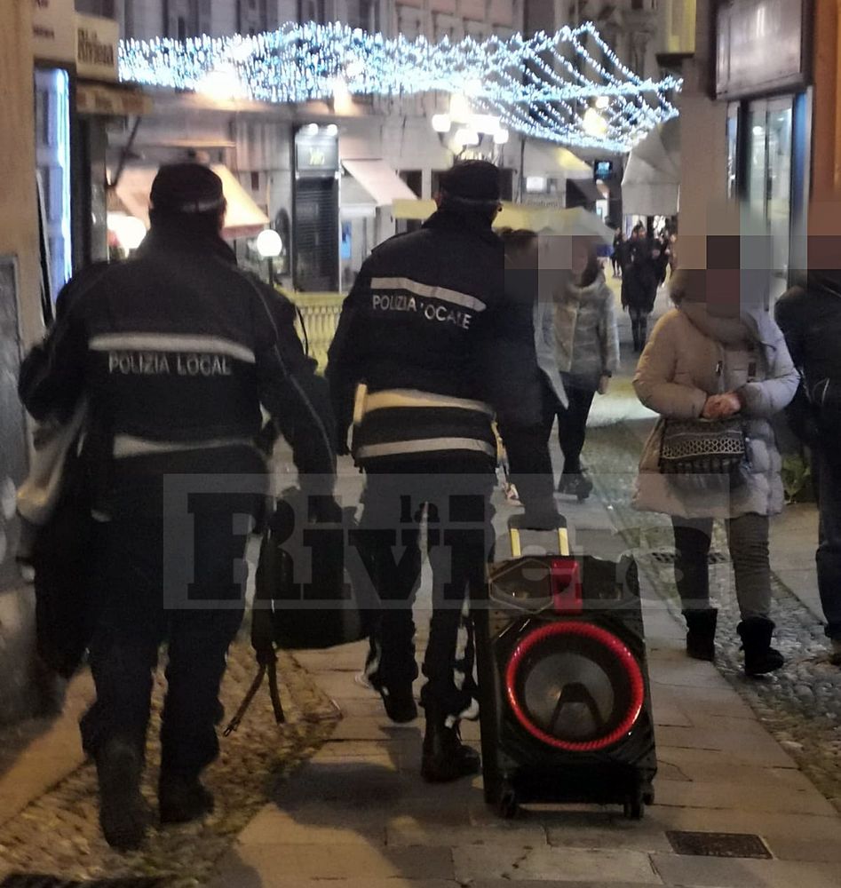 Polizia locale via Corradi cantante africano controllo_06