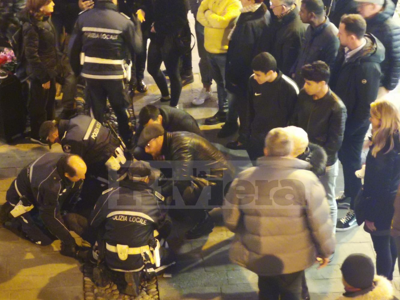Polizia locale via Corradi cantante africano controllo_07