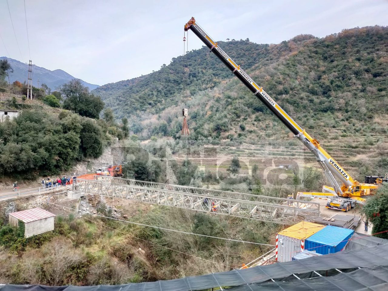 Rocchetta esce dall’isolamento, posato il nuovo ponte. Video e foto