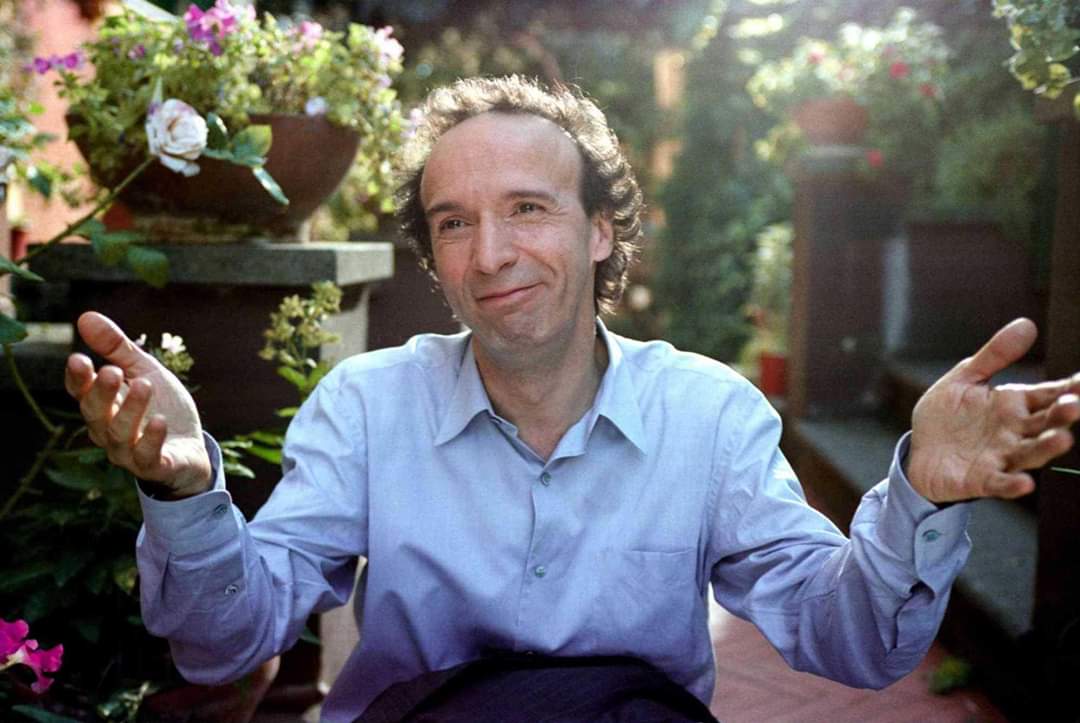 Roberto Benigni telefona a sorpresa “Amadeus sei tu che esprimi poesia”