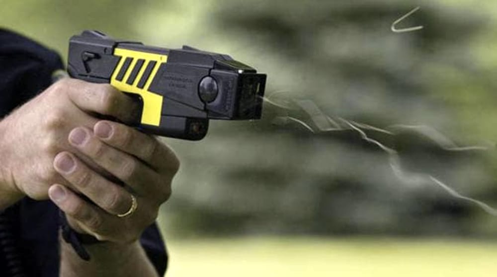 Minaccia l’ex compagna e si scaglia contro gli agenti. Fermato con il taser
