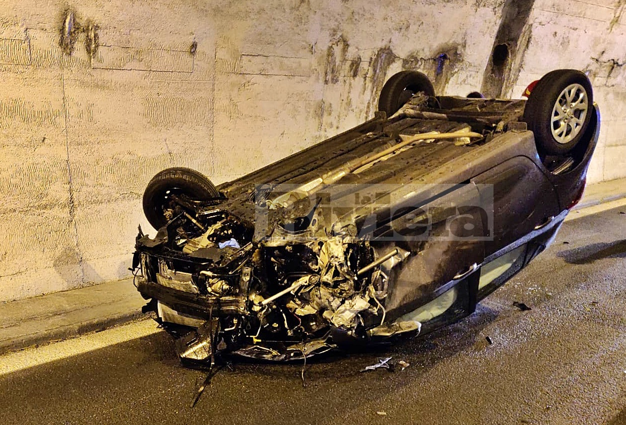 Schianto sull’Autofiori in galleria: si cappotta 25enne di Sanremo