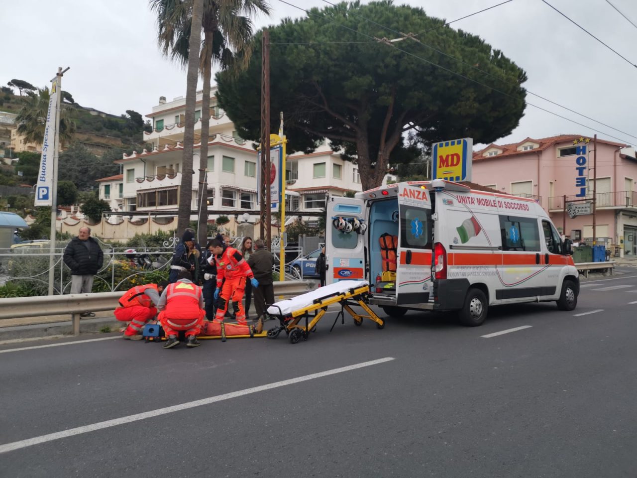 Uomo investito sull’Aurelia davanti all’Hotel Montecarlo