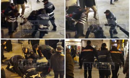 Reagisce come una furia al controllo: 4 vigili per fermarlo, gente lo difende. Video