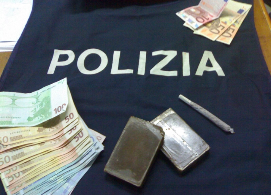 Insospettabile cerca di sfuggire in auto alla polizia che lo ferma con un panetto di hashish