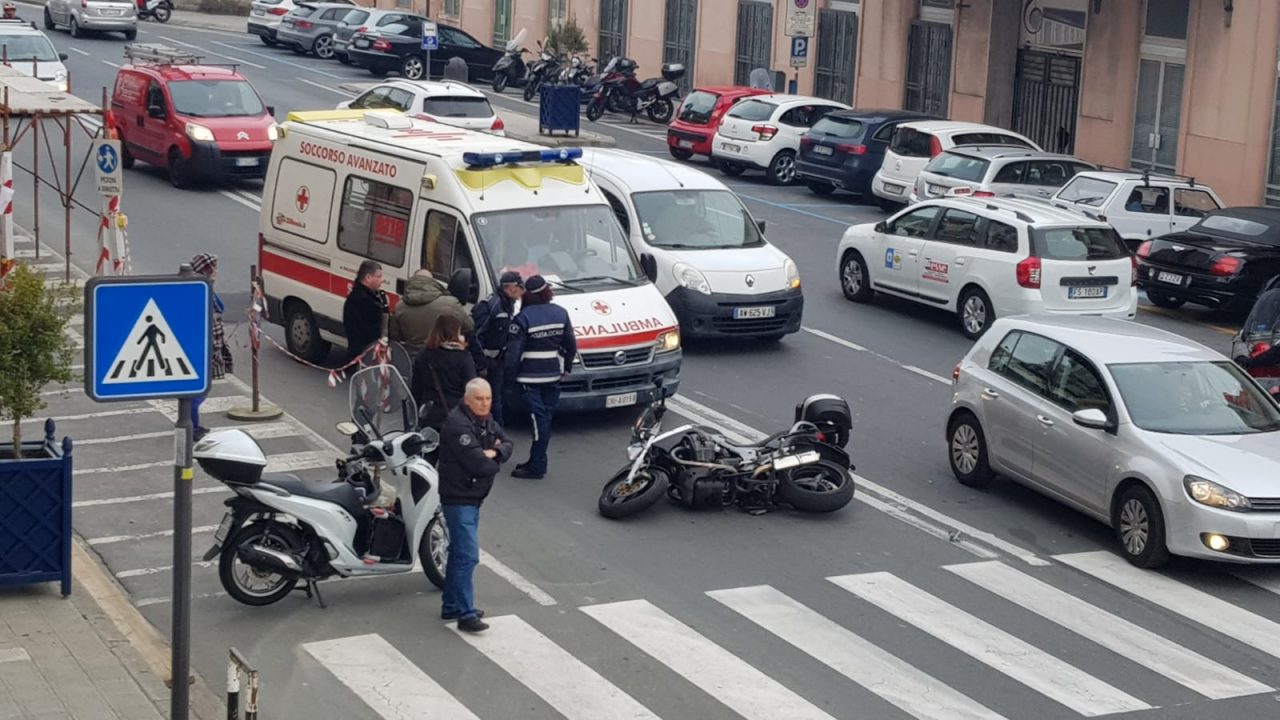 Fa inversione  a U con la sua Bentley a Sanremo e travolge motociclista