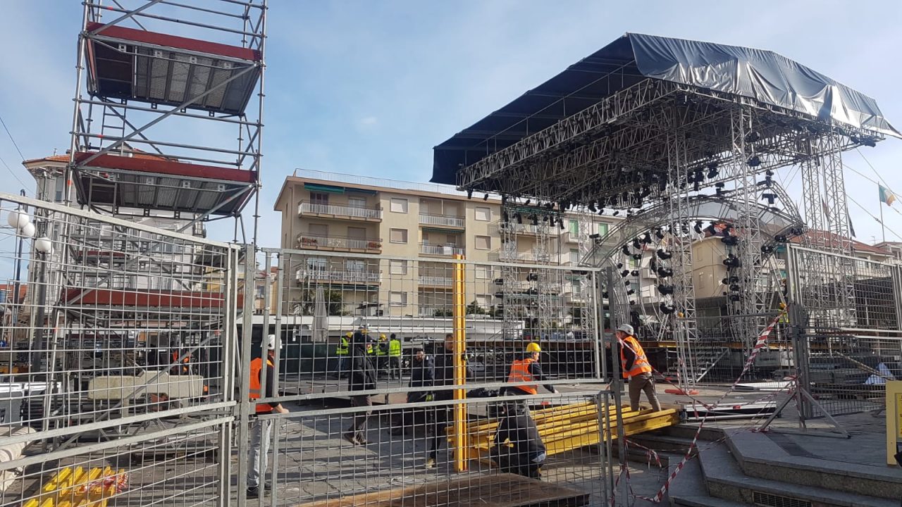 Festival della Canzone: in piazza Colombo scatta il pass oltre le 1.500 persone