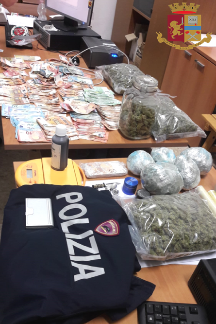 Fermato da polizia manda sms alla mamma: “Butta la via la droga”