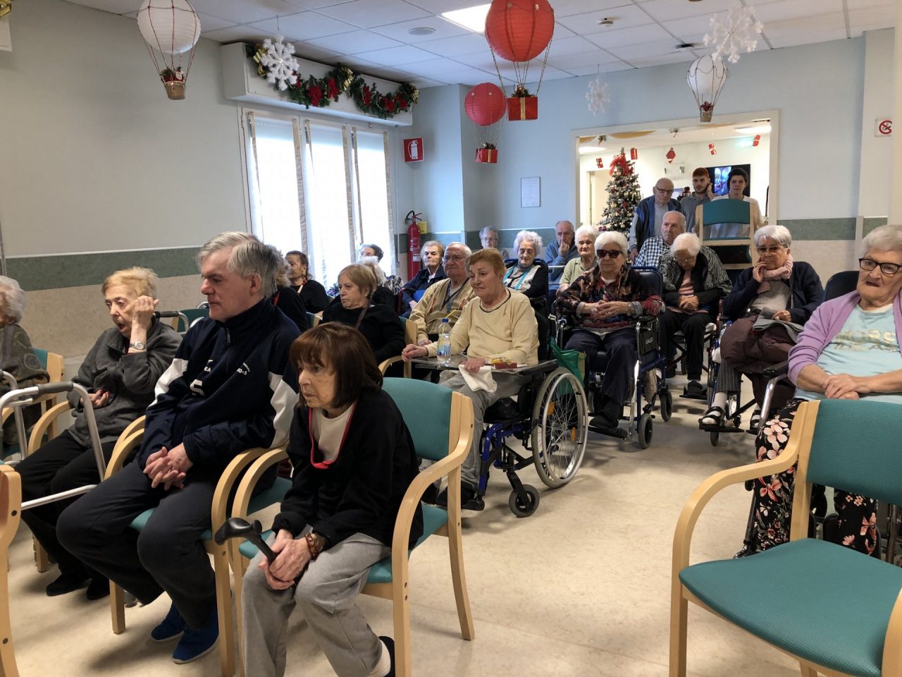 Giochi e canti, così i bambini hanno incantato gli anziani della residenza Franchiolo