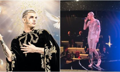 Achille Lauro show, sotto la tunica nera c'è una tutina dorata