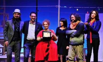 Anna Mazzamauro premiata con una targa alla sua carriera dal Comune di Bordighera