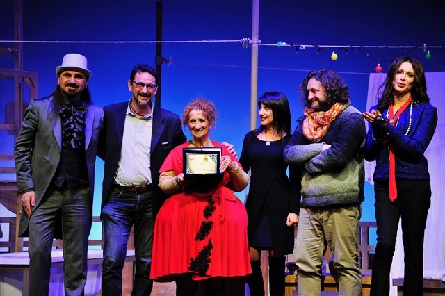 Anna Mazzamauro premiata con una targa alla sua carriera dal Comune di Bordighera