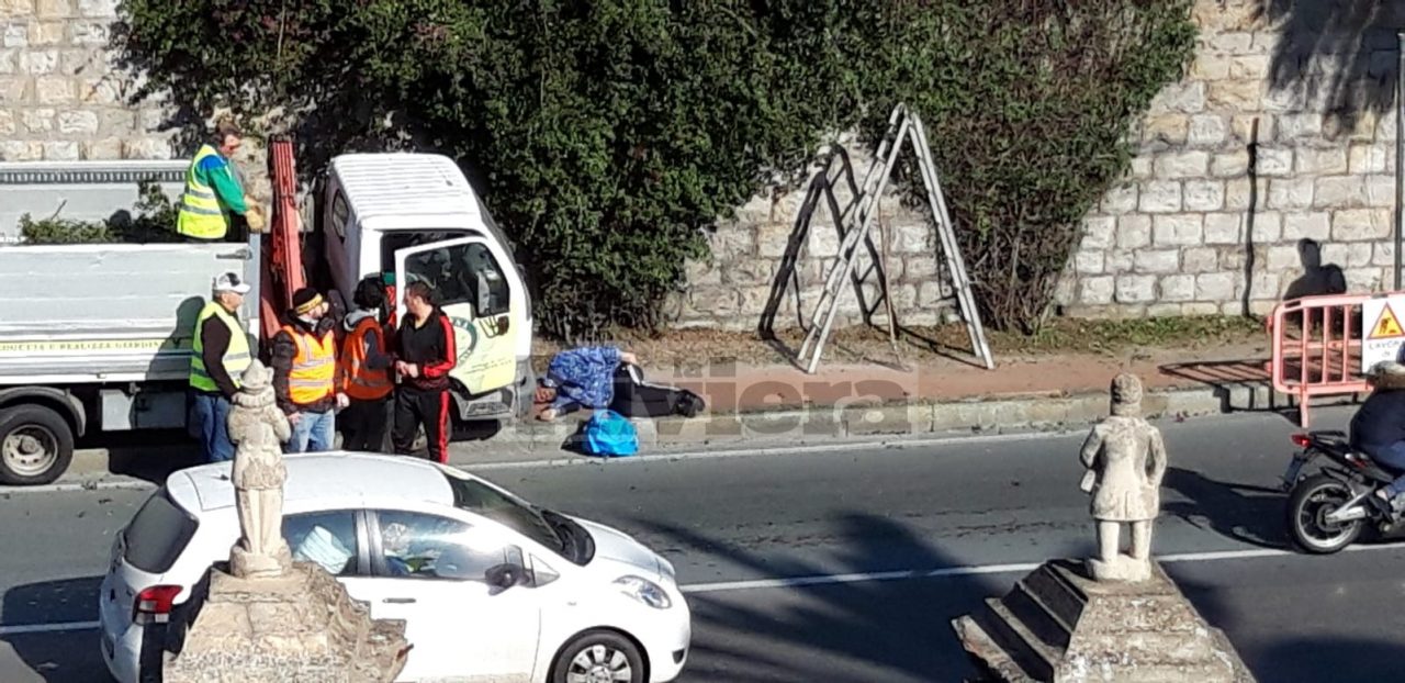 Il clochard blocca la potatura degli alberi a Ventimiglia