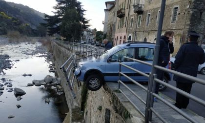 Auto sfonda ringhiera e resta in bilico sul torrente a Dolceacqua