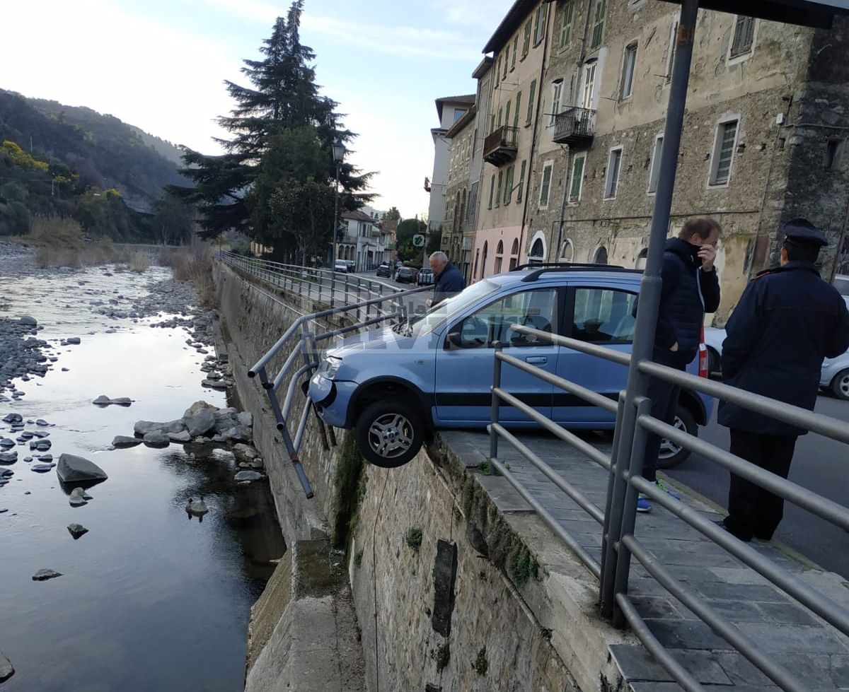 Auto sfonda ringhiera e resta in bilico sul torrente a Dolceacqua