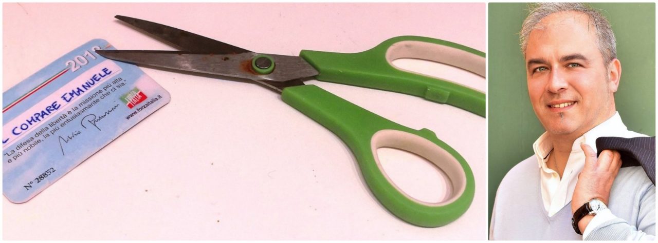 Con forbici e tesserino Del Compare annuncia: “Lascio Forza Italia, ecco perché”