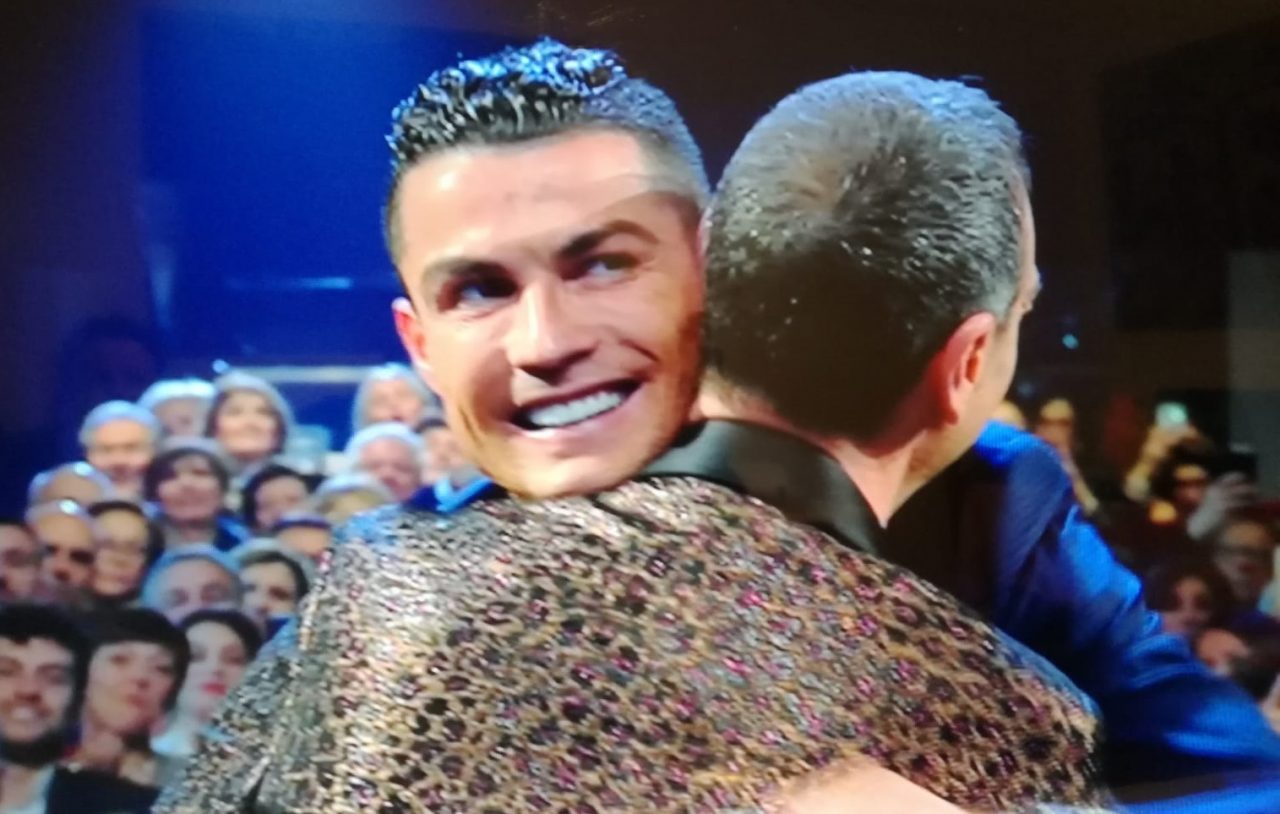 Cristiano Ronaldo arriva all’Ariston seduto in prima fila ad applaudire la sua Georgina. Maglia di CR7 ad Amadeus