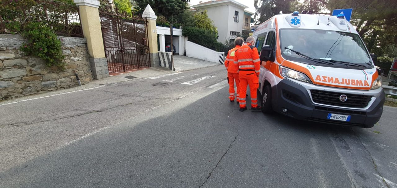 Investito sulle strisce da scooter grave pedone