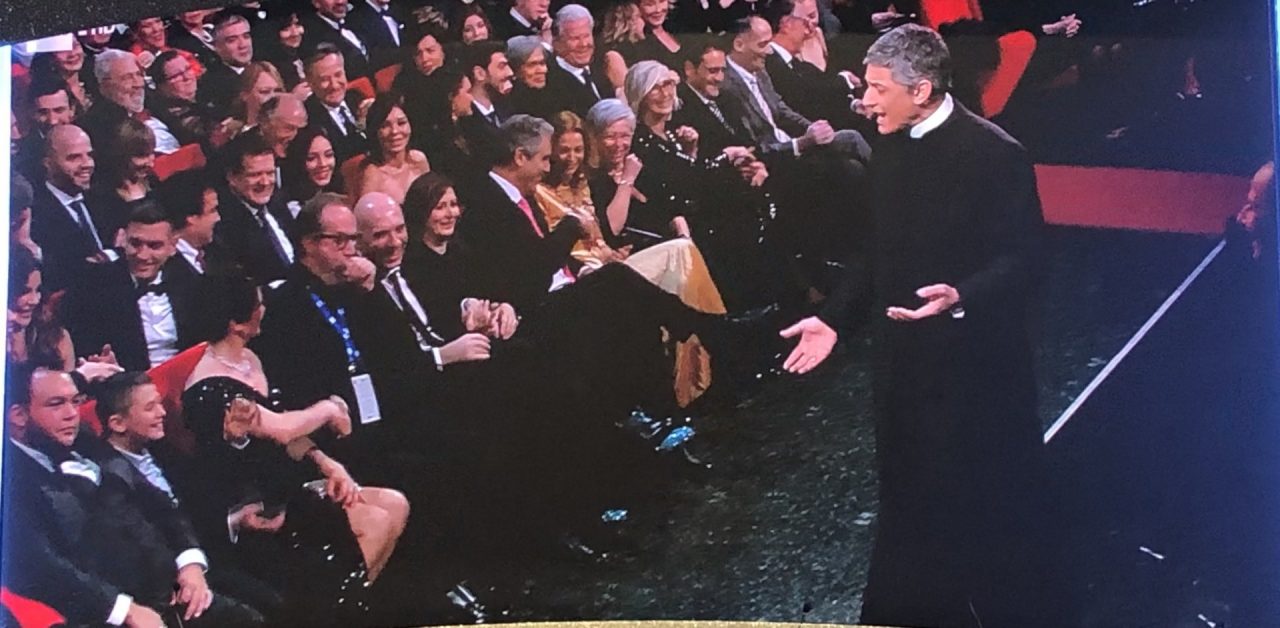 Sanremo 2020, il Festival si apre con Fiorello vestito da prete