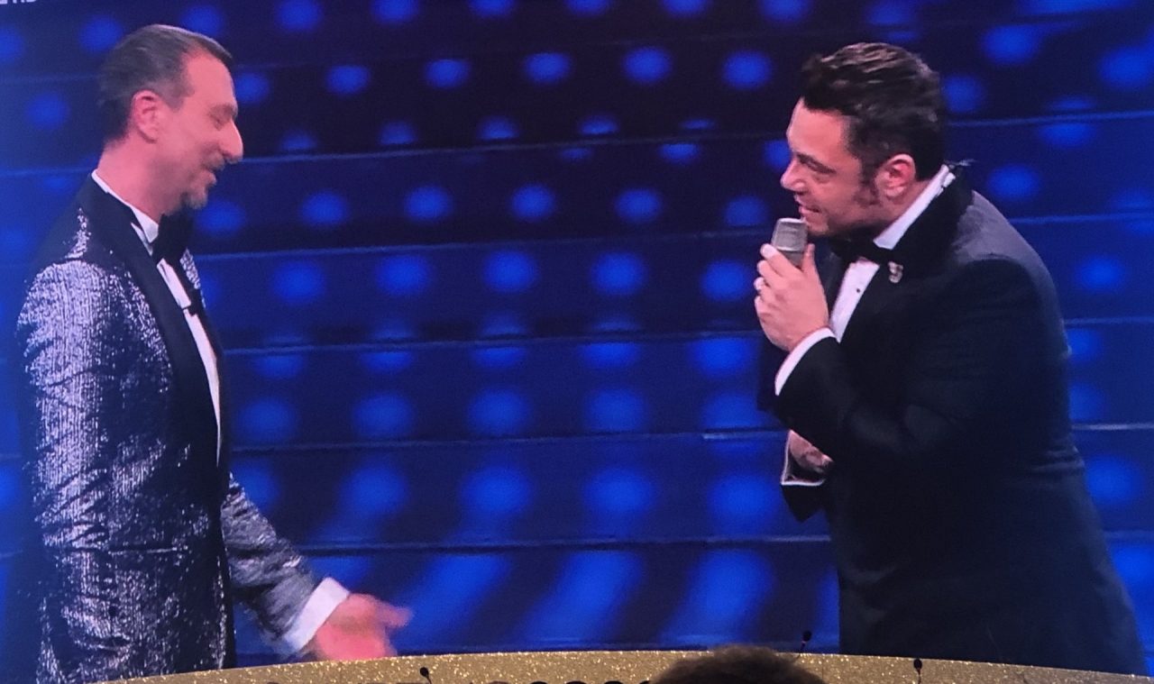 Nel blu dipinto di blu, Tiziano Ferro emoziona l’Ariston