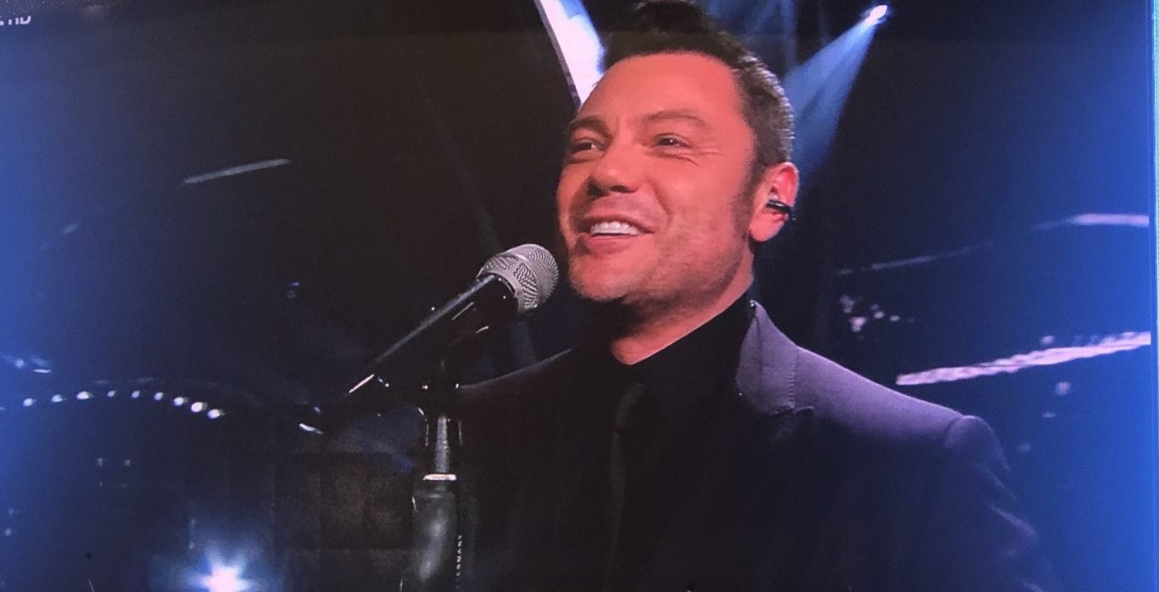 Almeno tu nell’universo, Tiziano Ferro da brividi a Sanremo 2020