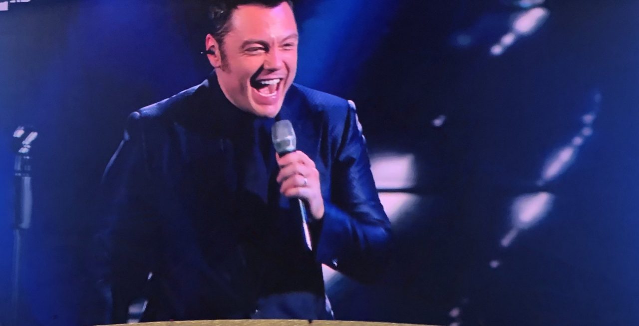 Super medley di Tiziano Ferro. In coro si canta “Sere nere”