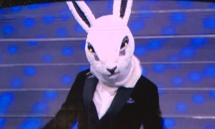 Sanremo 2020, Fiorello entra vestito da Coniglio