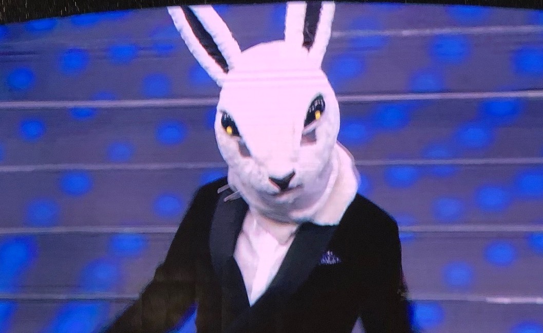 Sanremo 2020, Fiorello entra vestito da Coniglio