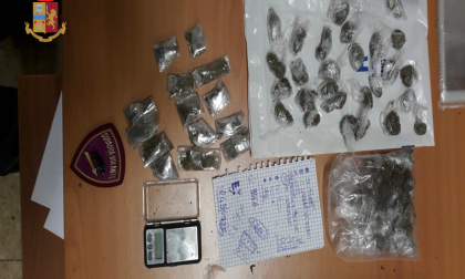 Colto sul fatto mentre spacciava: arrestato giovane