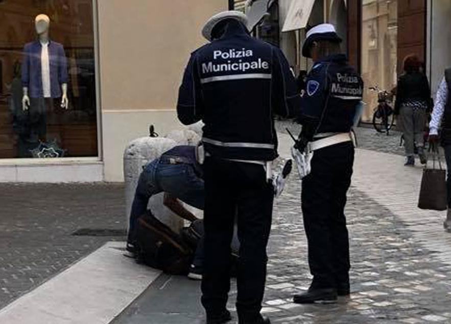 Colletta per comprare casse al ghanese che ha aggredito i vigili