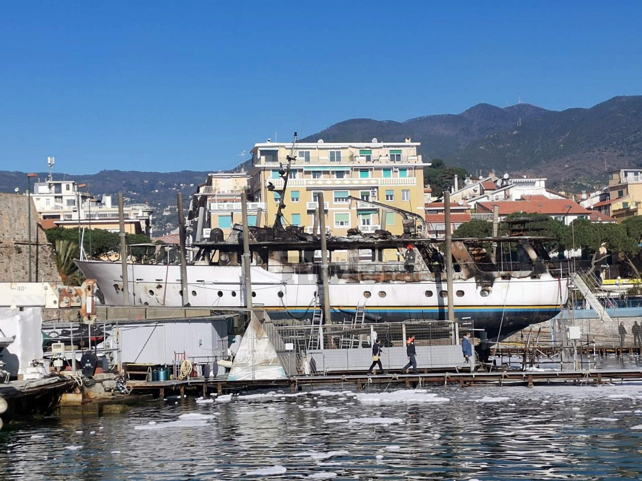Lo yacht Pamela il giorno dopo il devastante incendio a Sanremo