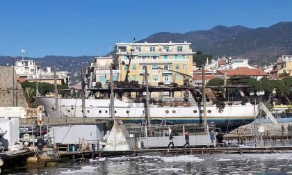 Lo yacht Pamela il giorno dopo il devastante incendio a Sanremo