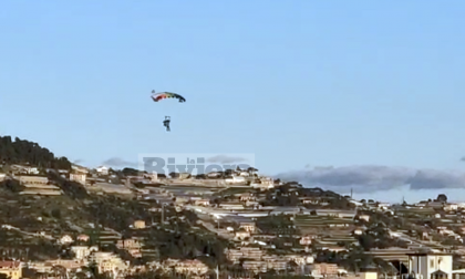 Sanremo: divieto di sorvolo, ma c'è chi si lancia col paracadute. Video